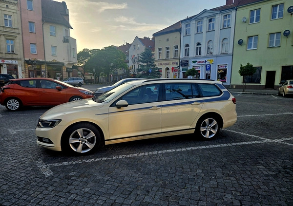 Volkswagen Passat cena 36999 przebieg: 380000, rok produkcji 2015 z Góra małe 497